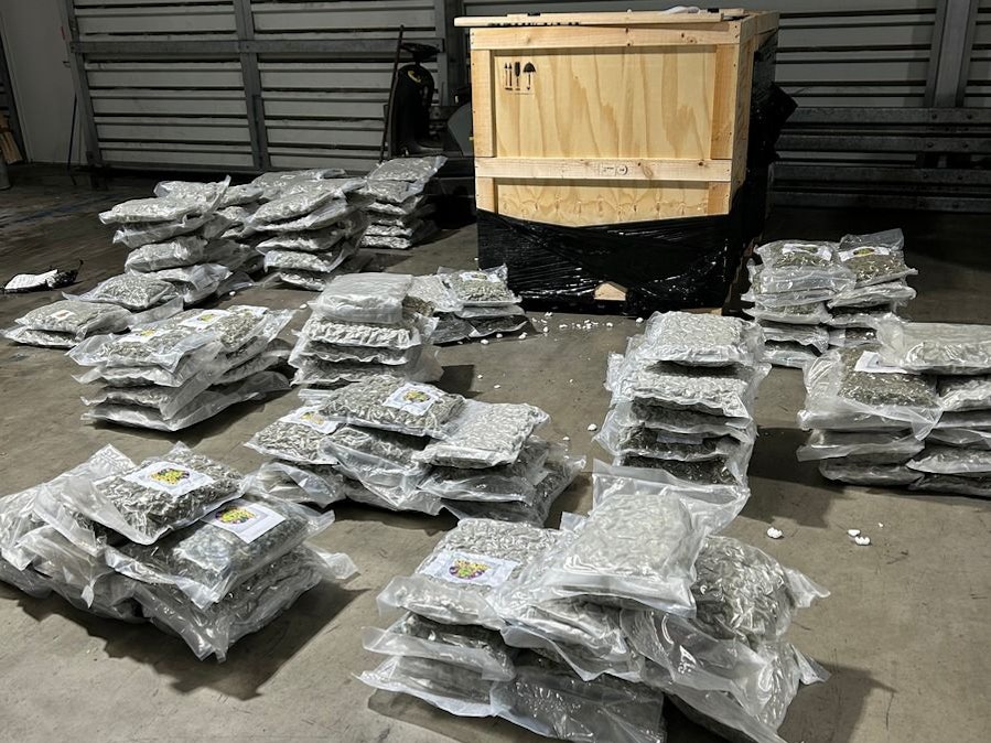 Aufgehäufte Pakete mit Marihuana, die vom Zoll sichergestellt wurden.
