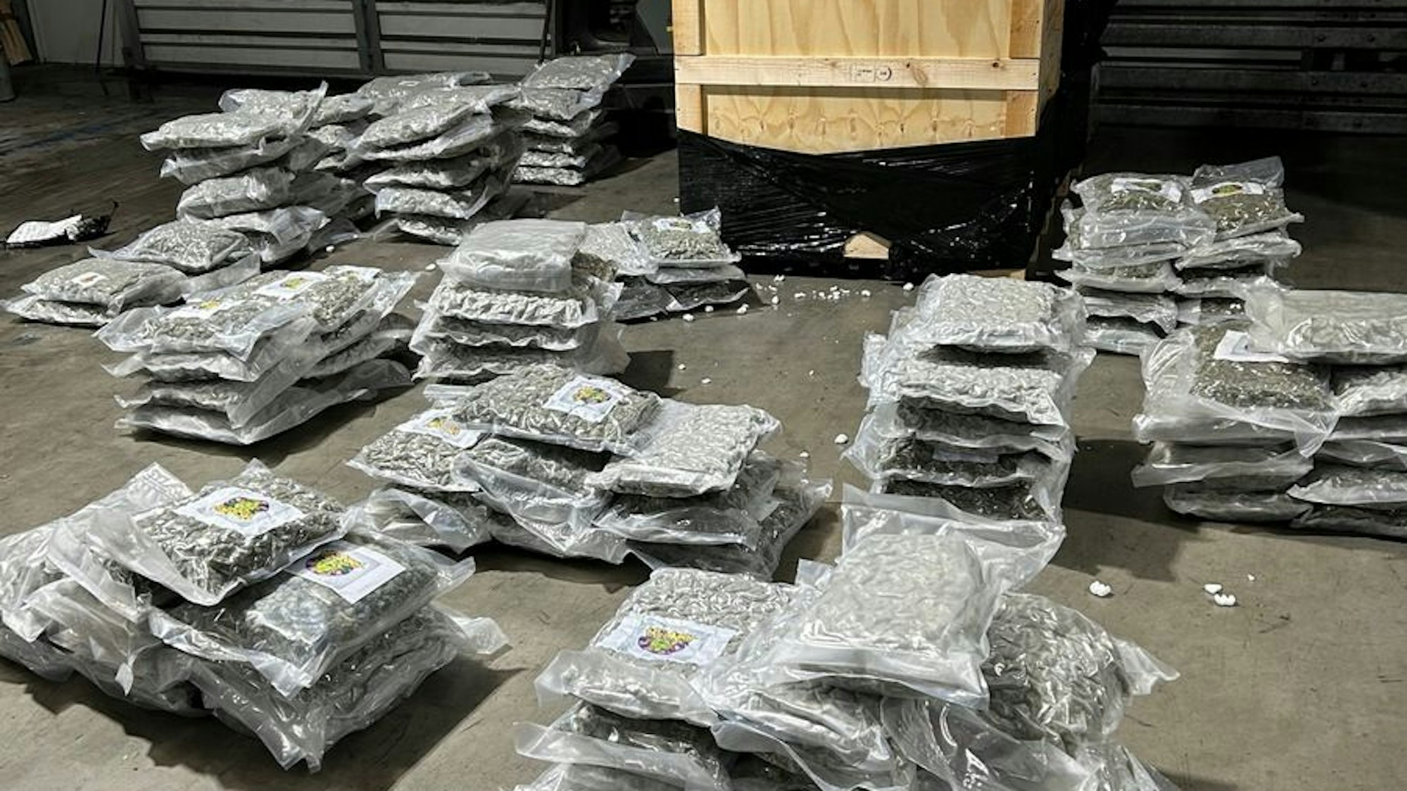 Aufgehäufte Pakete mit Marihuana, die vom Zoll sichergestellt wurden.