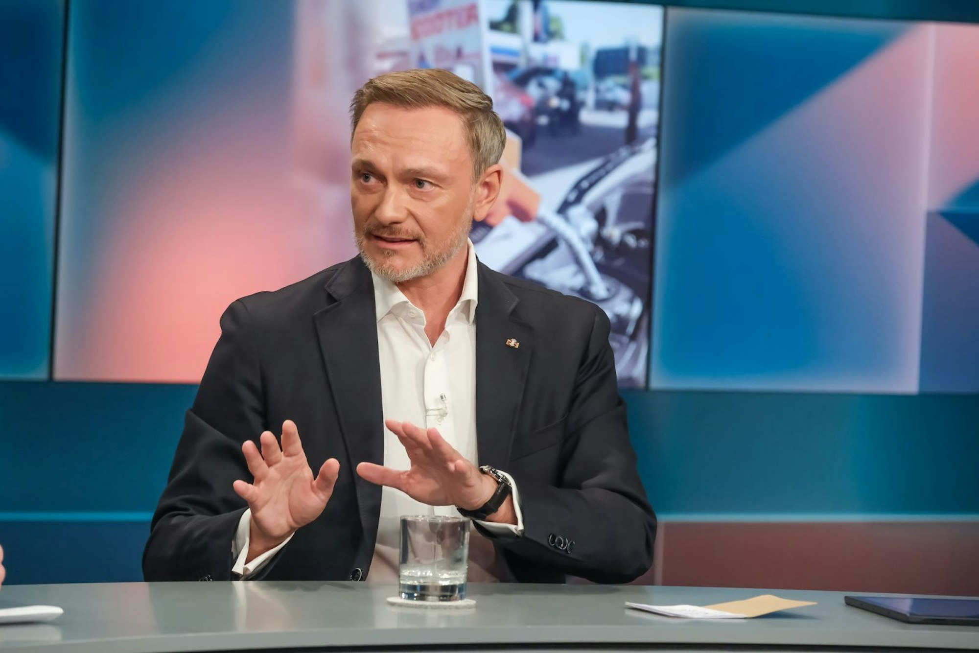 Christian Lindner hat bei „Hart aber fair“ über eine mögliche Rückkehr in die Politik gesprochen. (Bild: WDR/Oliver Ziebe)