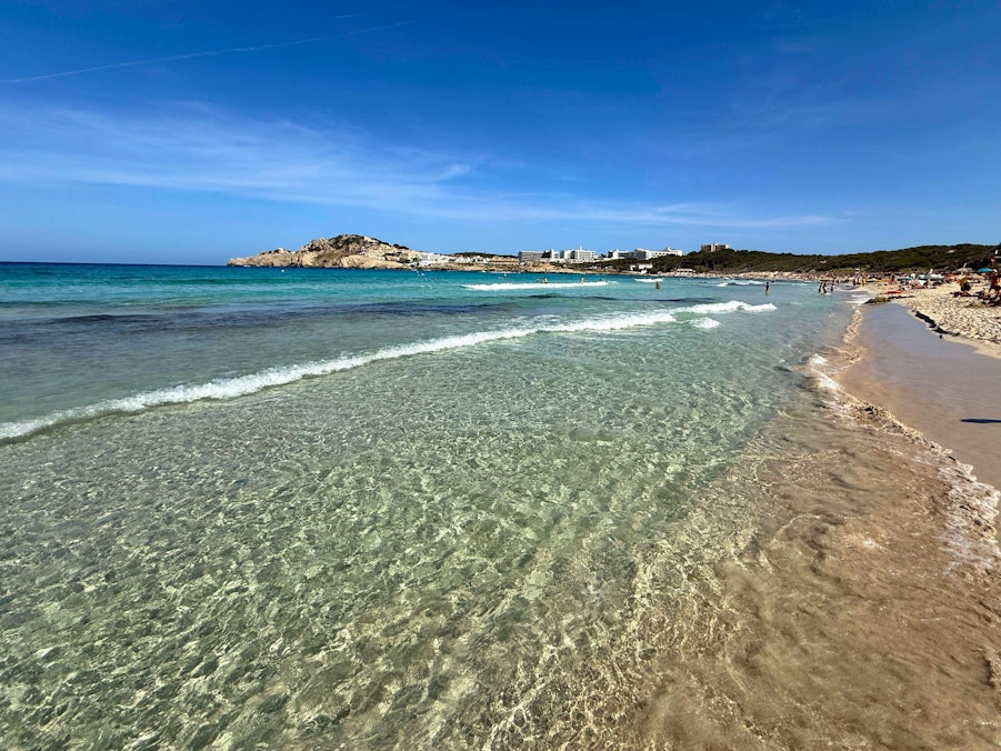 Meer, Sandstrand, Menschen und Gebäude