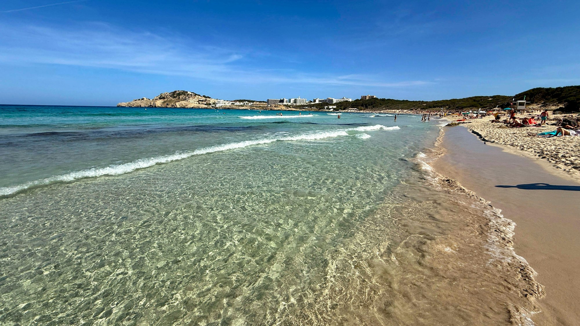 Meer, Sandstrand, Menschen und Gebäude