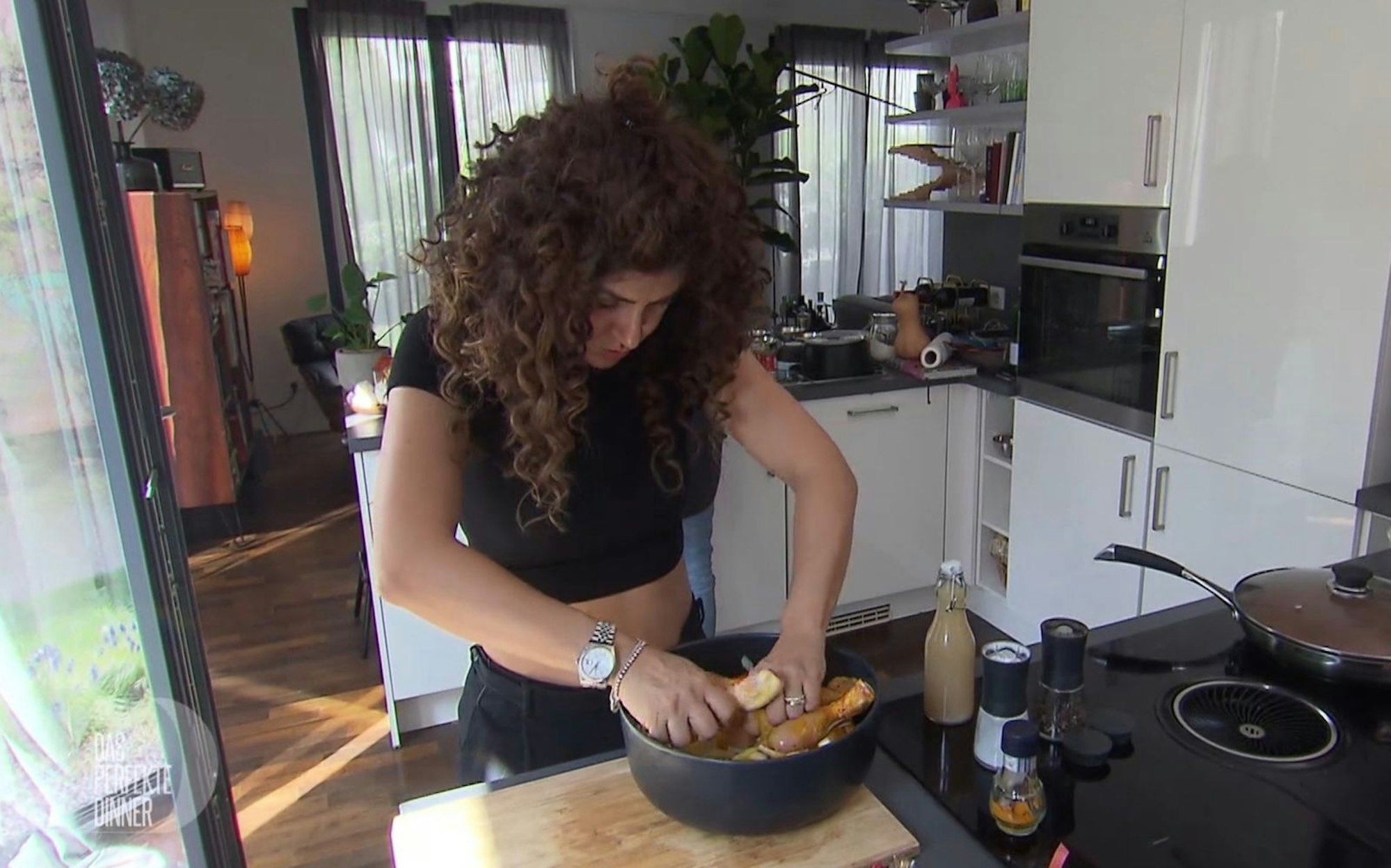 Deko-Profi Apameh alias „Api“ präsentiert an Tag 2 persische Küche. (Bild: RTL)