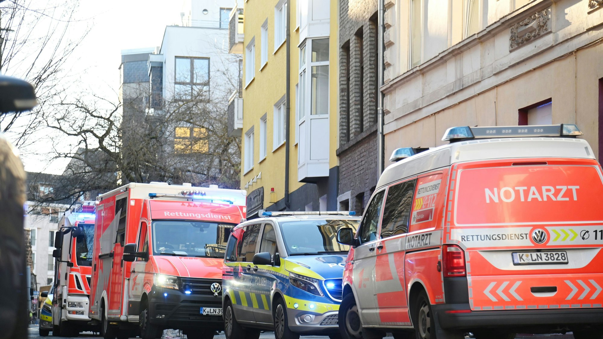 Blaulichteinsatz im ersten Stock eines Wohnhauses auf dem Severinswall. Foto: Alexander Schwaiger