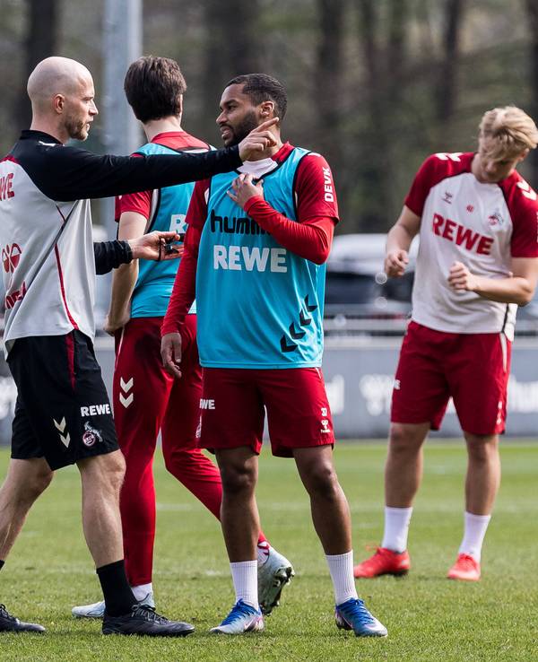 Kölns neuer Cheftrainer René Wagner am 24. März 2026 im Gespräch mit Linton Maina.