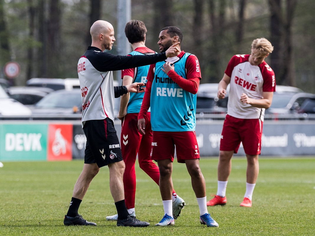 Kölns neuer Cheftrainer René Wagner am 24. März 2026 im Gespräch mit Linton Maina.