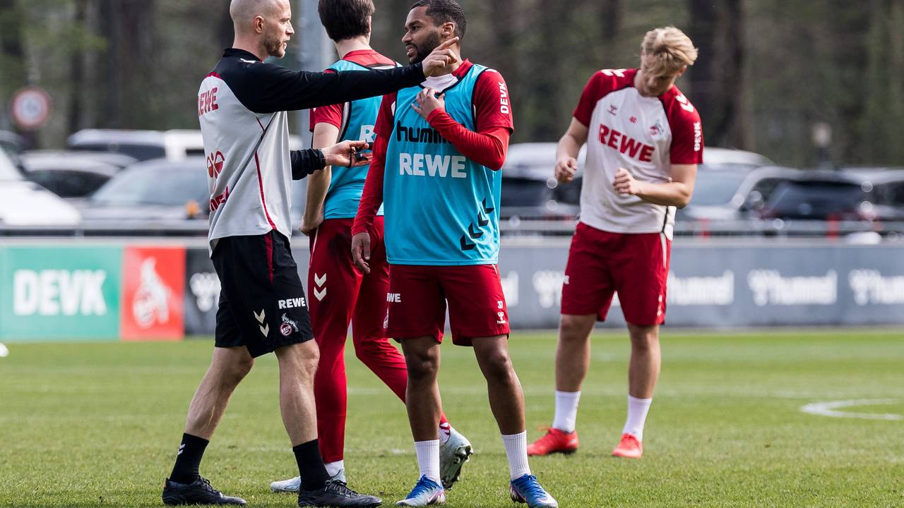 Kölns neuer Cheftrainer René Wagner am 24. März 2026 im Gespräch mit Linton Maina.