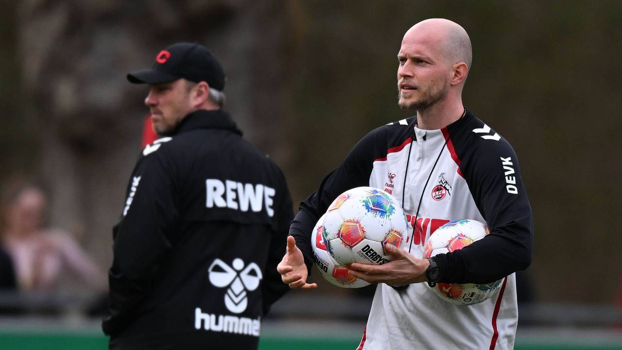 René Wagner (1. FC Köln) trägt Bälle über den Trainingsplatz am Geißbockheim.