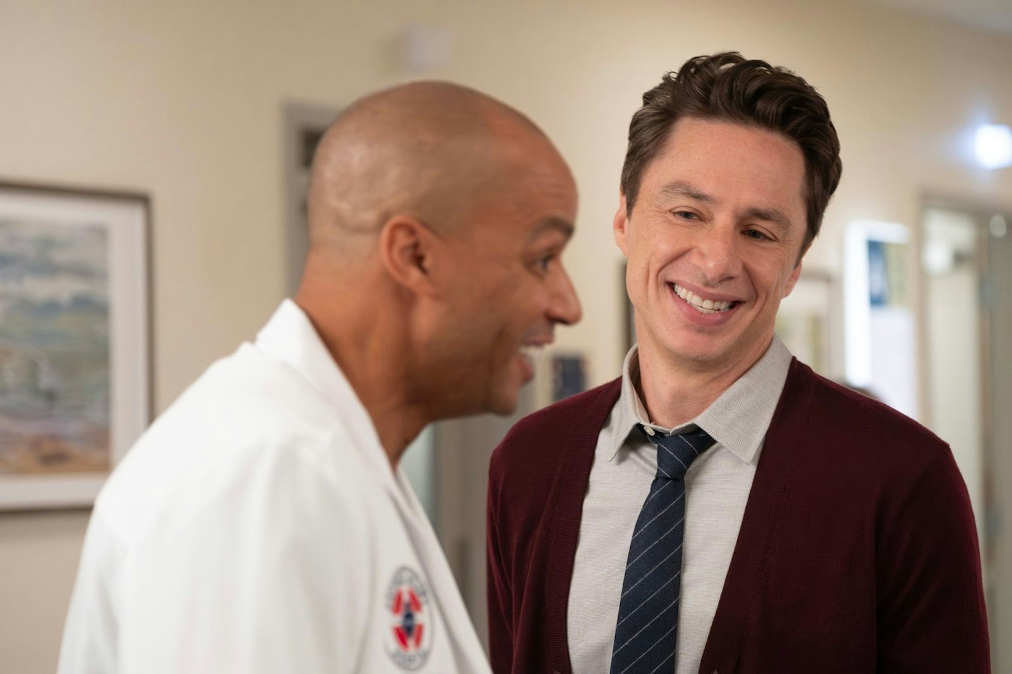 Endlich wiedervereint: Turk (John Faison, links) und John „JD“ Dorian (Zach Braff) sind vor Freude ganz außer sich. (Bild: © Disney / Jeff Weddell)