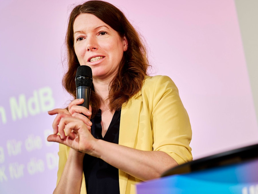 Anna Christmann am Mikrofon