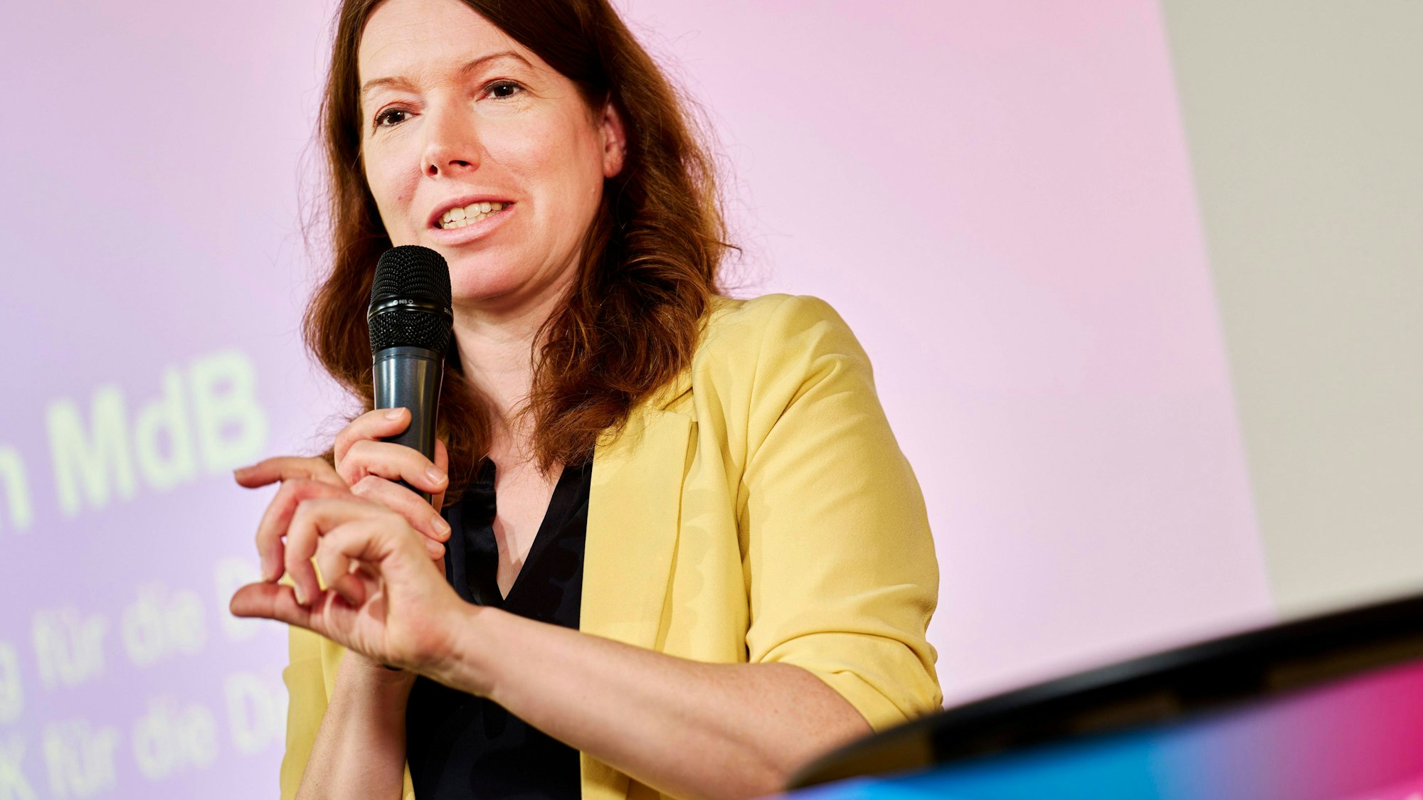 Anna Christmann am Mikrofon