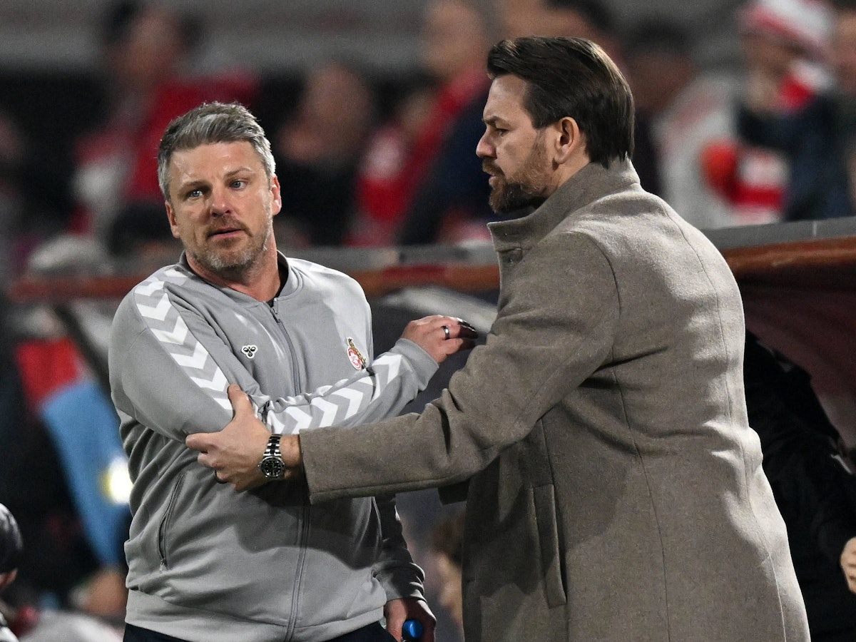 Thomas Kessler versucht, Lukas Kwasniok festzuhalten.