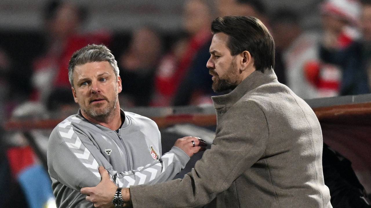 Thomas Kessler versucht, Lukas Kwasniok festzuhalten.