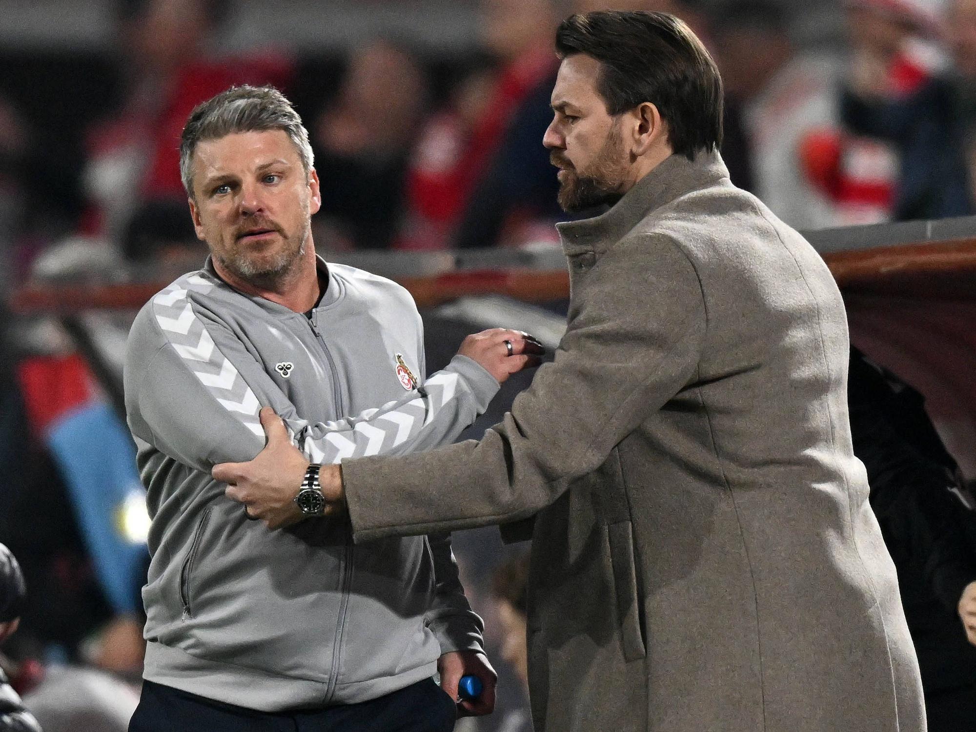 Thomas Kessler versucht, Lukas Kwasniok festzuhalten.