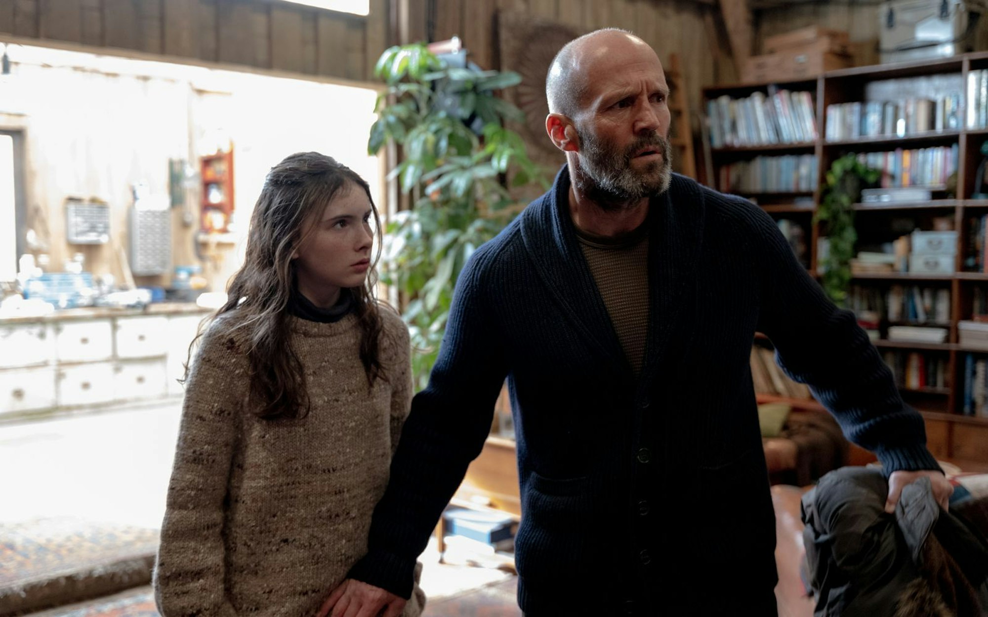 In „Shelter“ gerät der Ex-Soldat Michael Mason (Jason Statham) in die Schusslinie, und mit ihm auch die junge Jessie (Bodhi Rae Breathnach). (Bild: Tobis Film)