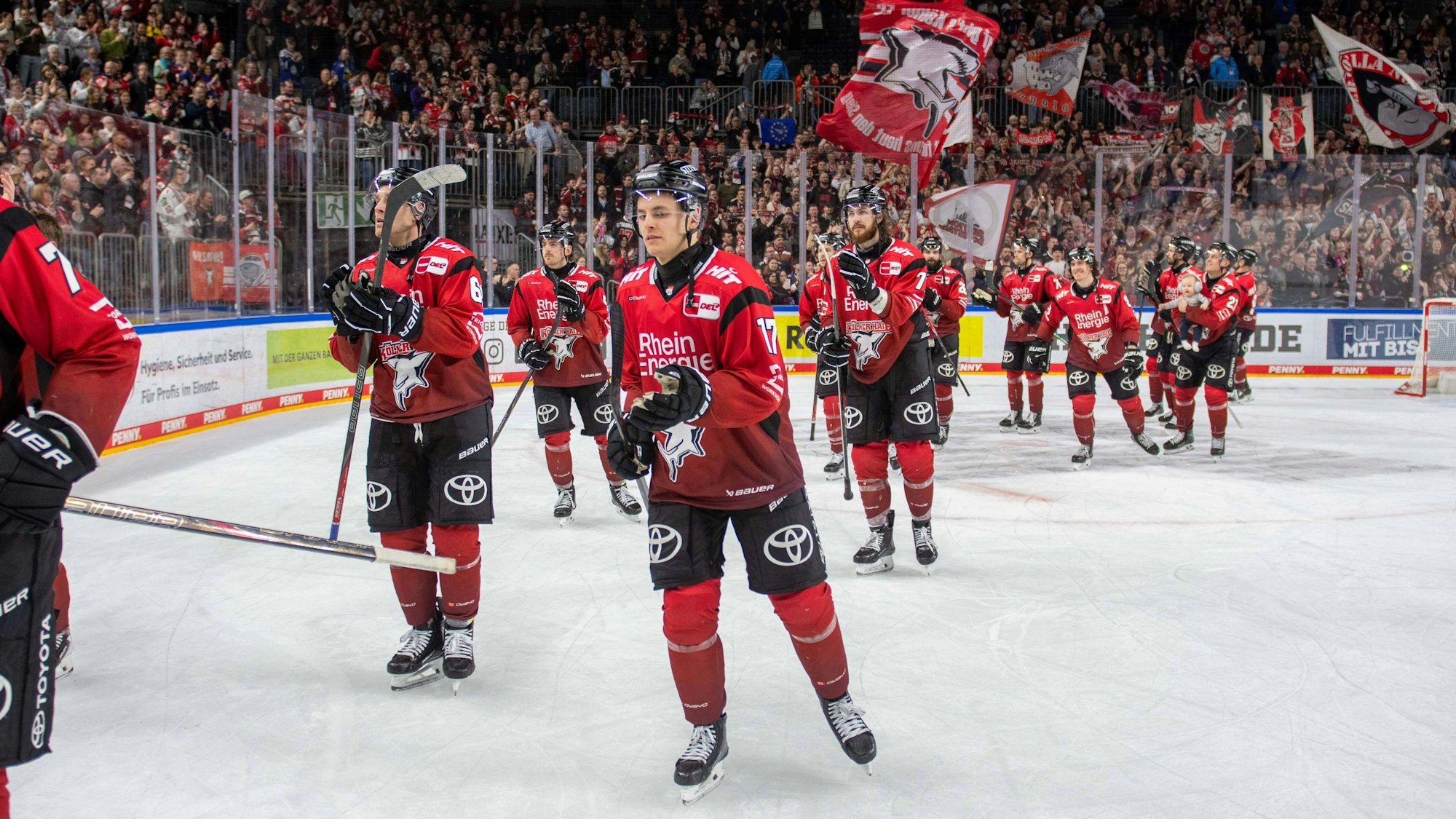 Die Spieler der Kölner Haie in der DEL auf dem Eis.