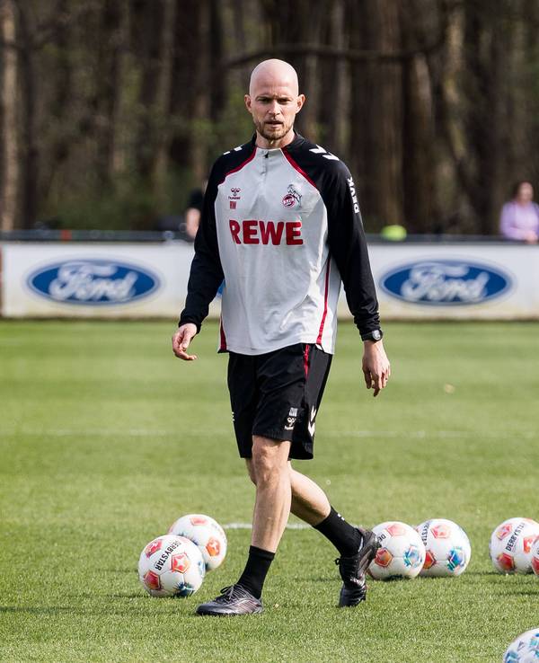 René Wagner mit zahlreichen Bällen auf dem Platz beim 1. FC Köln am 23. März 2026.