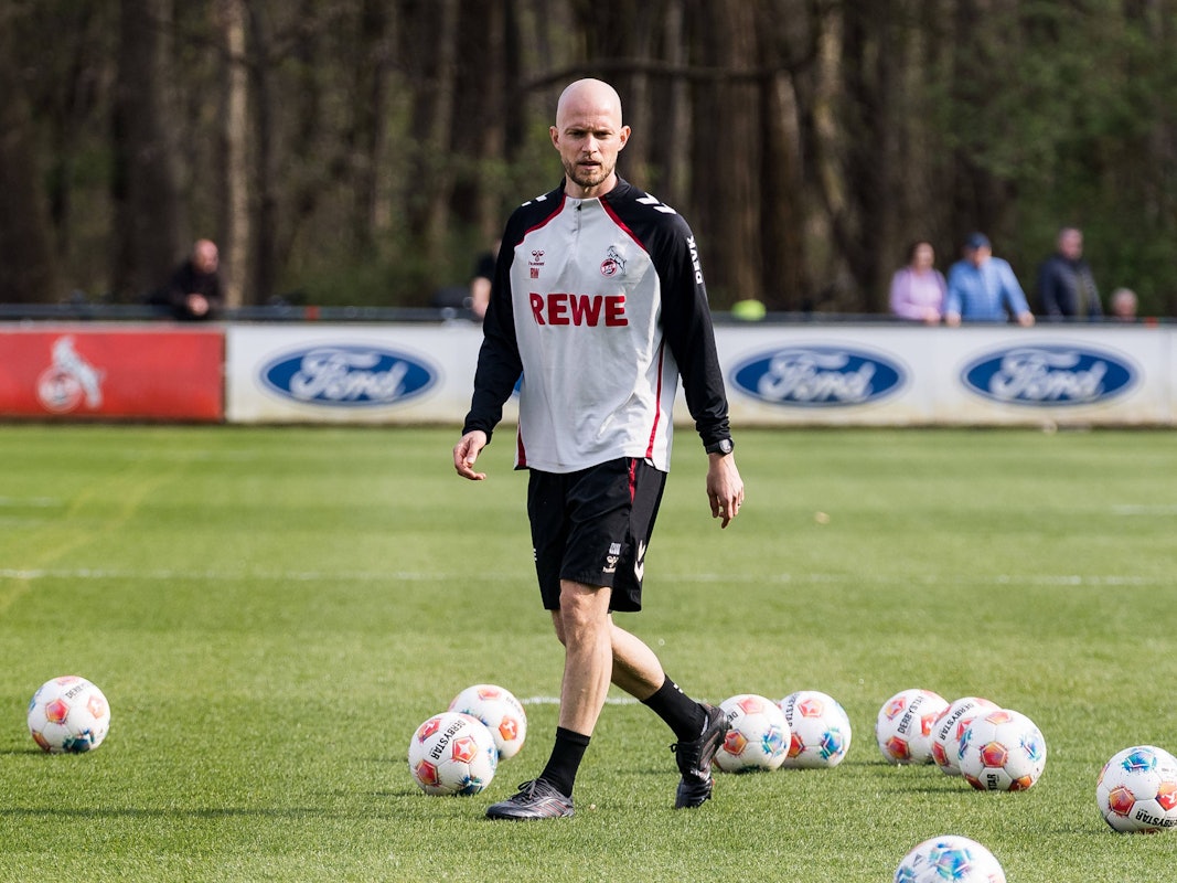 René Wagner mit zahlreichen Bällen auf dem Platz beim 1. FC Köln am 23. März 2026.