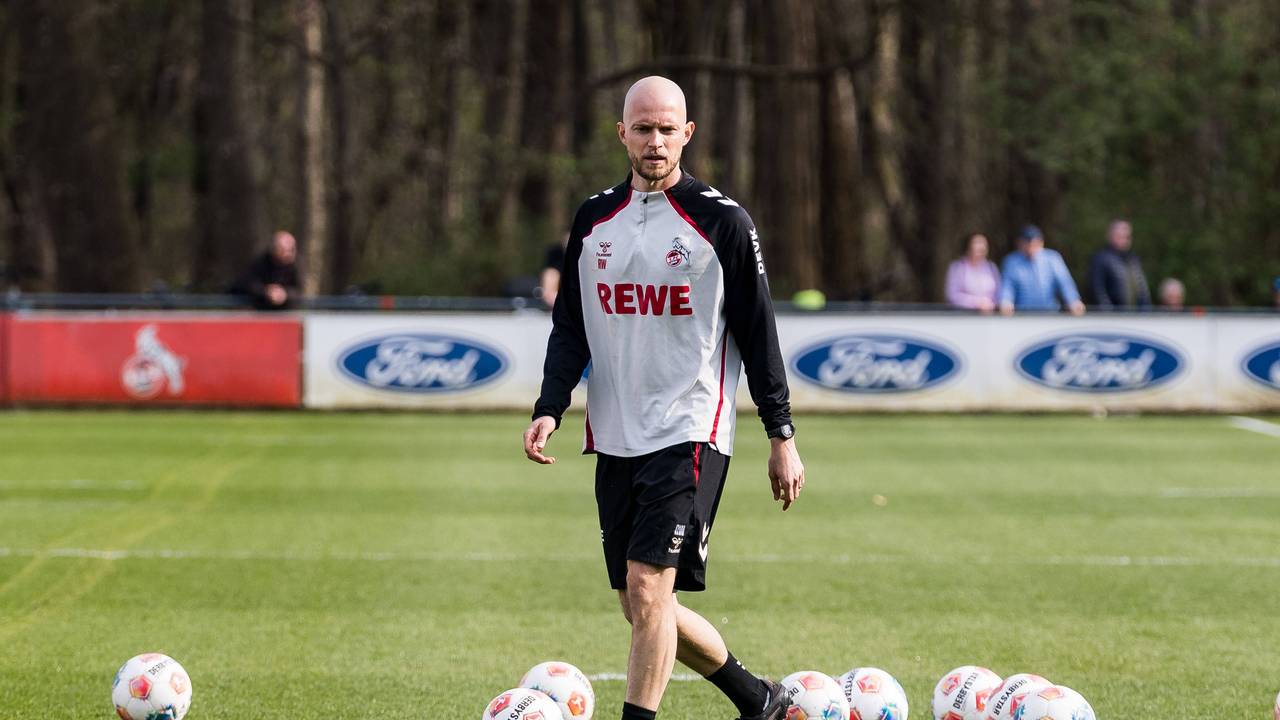 René Wagner mit zahlreichen Bällen auf dem Platz beim 1. FC Köln am 23. März 2026.