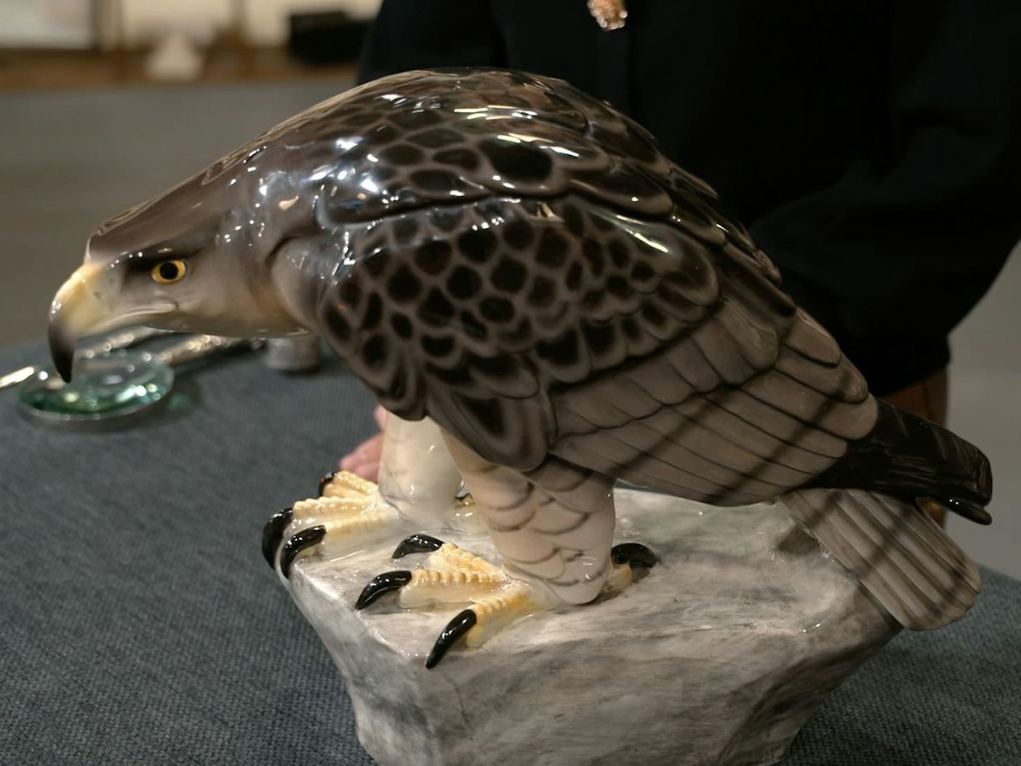 Als weiteres Objekt der Sendung wurde ein Steinadler aus Wiener Fayence (Manufaktur Goldscheider) von Bianca Berding zwischen 1912 und 1920 datiert. Der Entwurf stammte von Anton Puchegger (1913/14). Gewünscht wurden 500 Euro, taxiert 400 bis 500 Euro und von Händler Wolfgang Pauritsch schließlich 400 Euro gezahlt.
(Bild: ZDF)