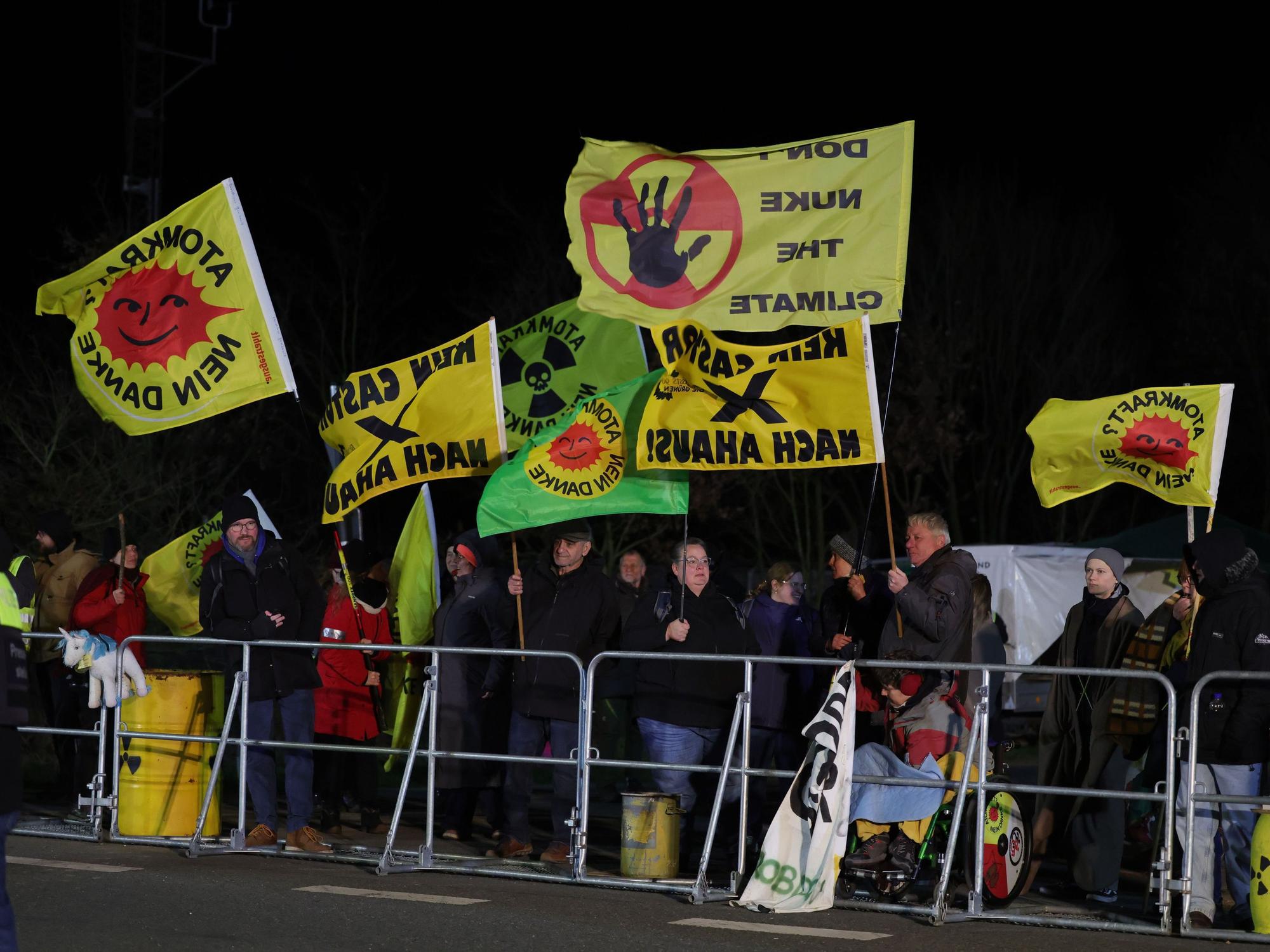 Teilnehmende einer Anti-Atomkraft-Demonstration protestieren entlang der Strecke bei Ahaus gegen die Castor-Transporte.