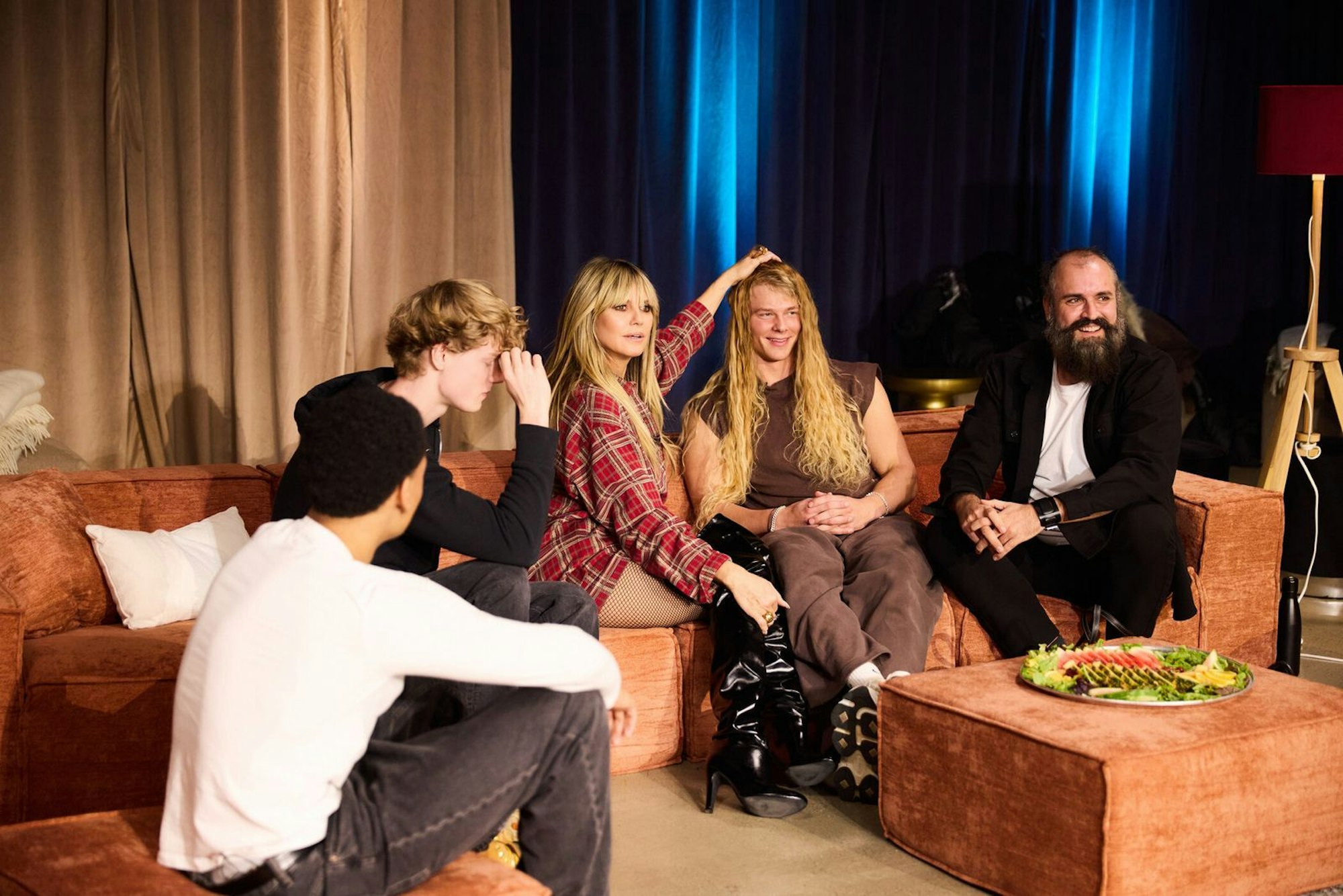 Würden Yanneck (Zweiter von rechts) lange Haare stehen? (Bild: ProSieben/Max Montgomery)