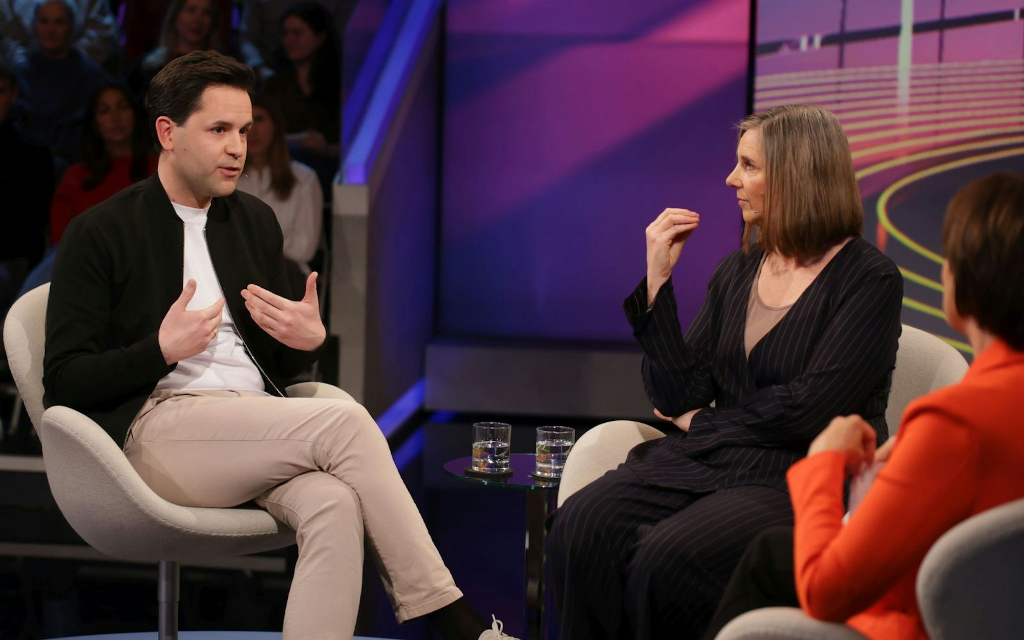 Johannes Winkel und Katrin Göring-Eckardt waren sich bei „Maischberger“ in vielen Punkten uneinig. Nicht aber in der Fragen der Verwendung des Sondervermögens. (Bild: WDR / Dirk Borm)