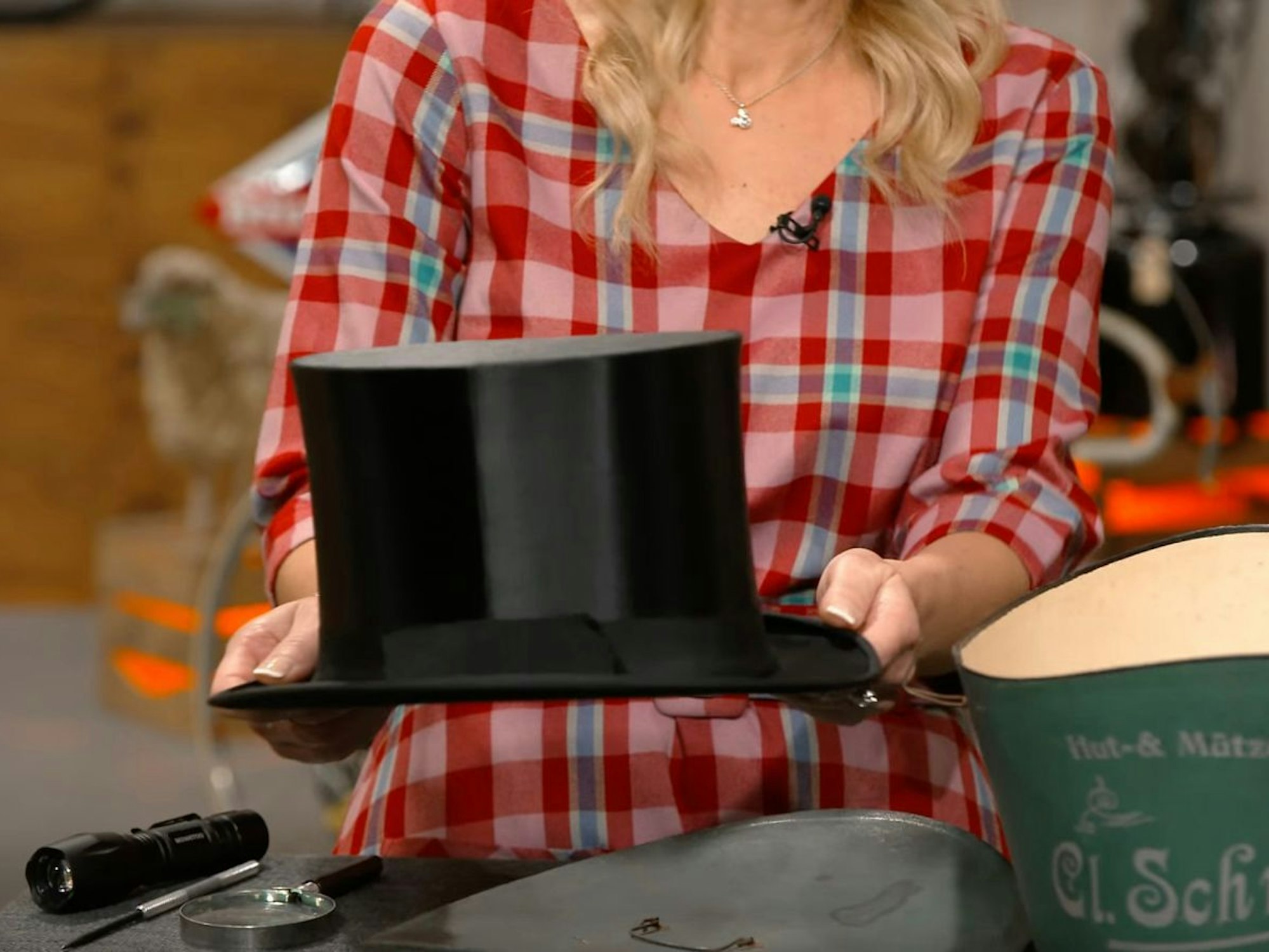 Ein Chapeau Claque samt Hutschachtel aus den 1920er-Jahren schätzte Annika Raßbach auf 50 bis 80 Euro. Der Wunschpreis für den Klappzylinder lag ebenfalls nur bei 50 Euro. Doch nach einem Duell mit Jos van Katwijk erhielt Julian Schmitz-Avila bei 200 Euro den Zuschlag. (Bild: ZDF)