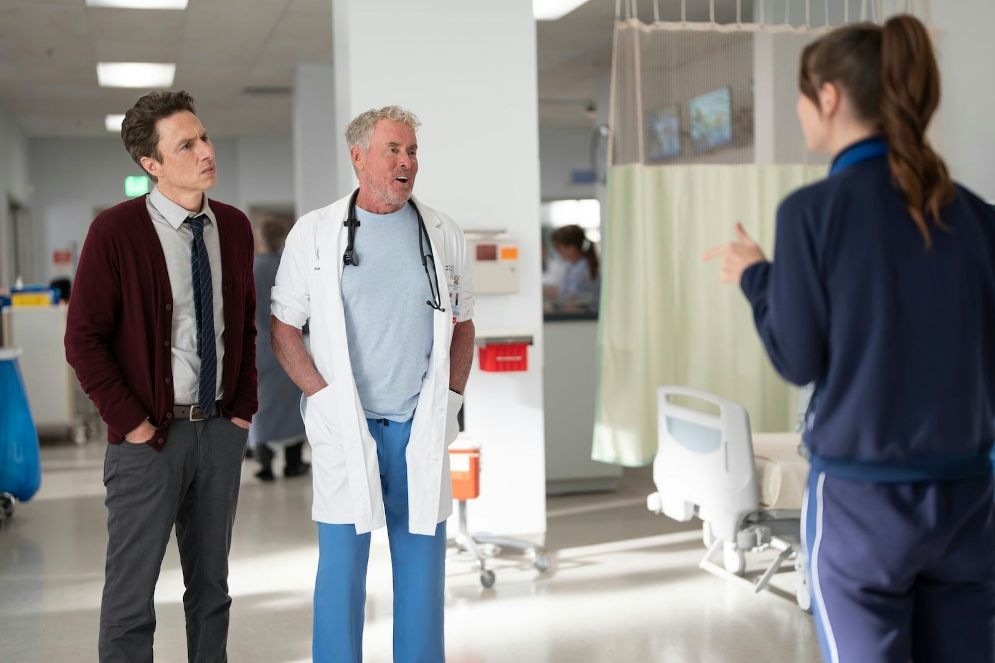 JD (Zach Braff, links) und sein alter Mentor Dr. Cox (John C. McGinley) müssen sich mit dem TikTok-affinen Nachwuchs auseinandersetzen. (Bild: © Disney/Darko Sikman)