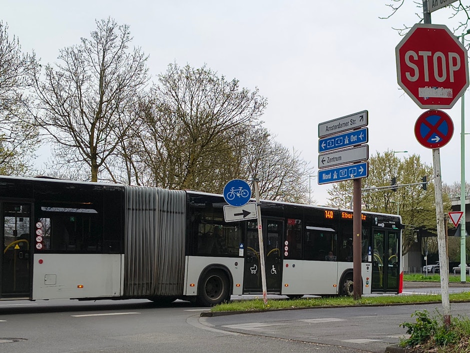 Dieses Stoppschild im Kölner Stadtteil Riehl scheint Radfahrende überhaupt nicht zu interessieren.