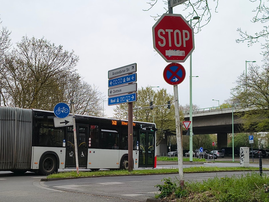 Dieses Stoppschild wird vor allem von Radfahrenden nicht beachtet.