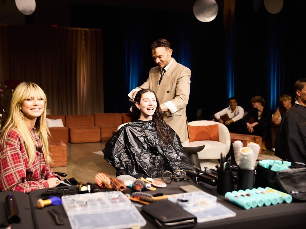 Heidi Klum (links) freut sich auf die Verwandlung von Antonia, wenn Promi-Frisör Dimitris Giannetos mit ihr fertig ist. (Bild: ProSieben/Max Montgomery)