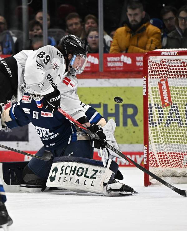 Torszene beim DEL-Spiel Schwenninger Wild Wings - Kölner Haie.