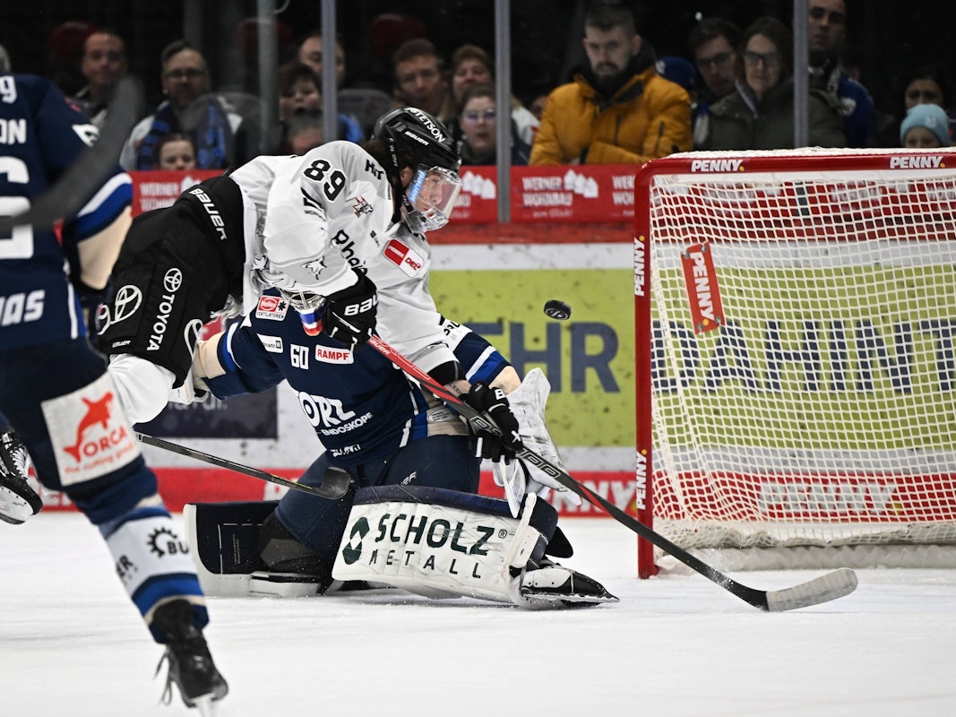 Torszene beim DEL-Spiel Schwenninger Wild Wings - Kölner Haie.