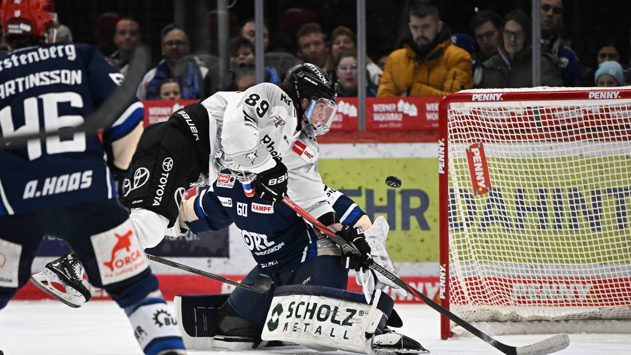 Torszene beim DEL-Spiel Schwenninger Wild Wings - Kölner Haie.