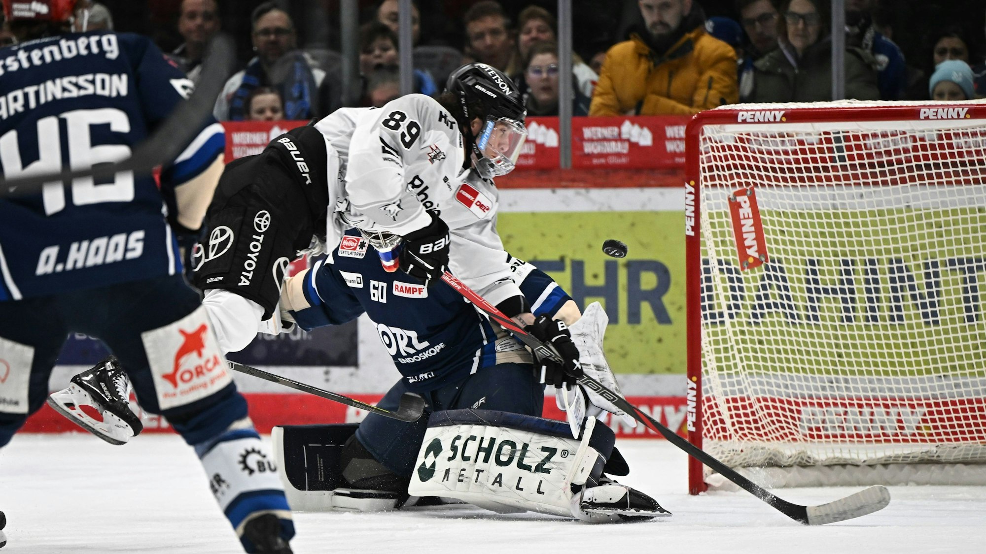 Torszene beim DEL-Spiel Schwenninger Wild Wings - Kölner Haie.