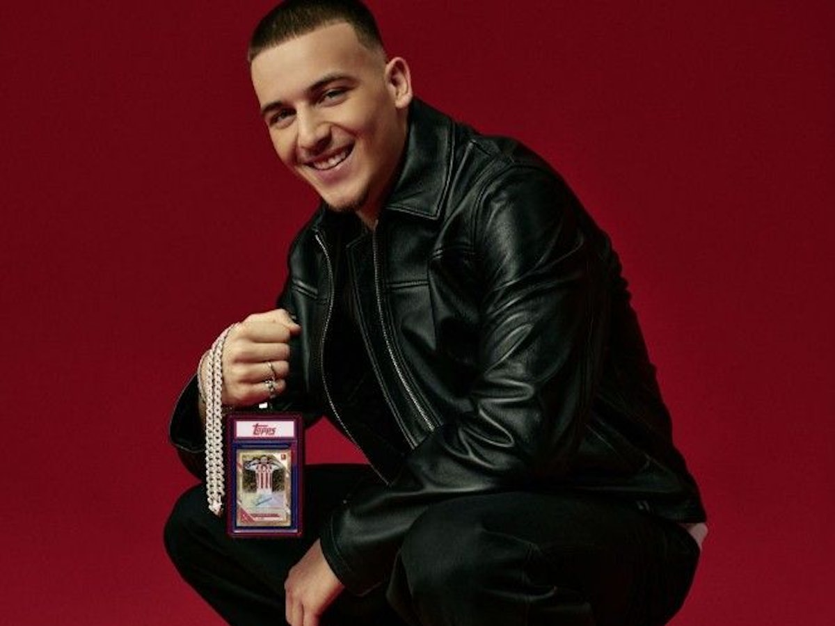 Said El Mala präsentiert eine seiner neuen Sammelkarten.