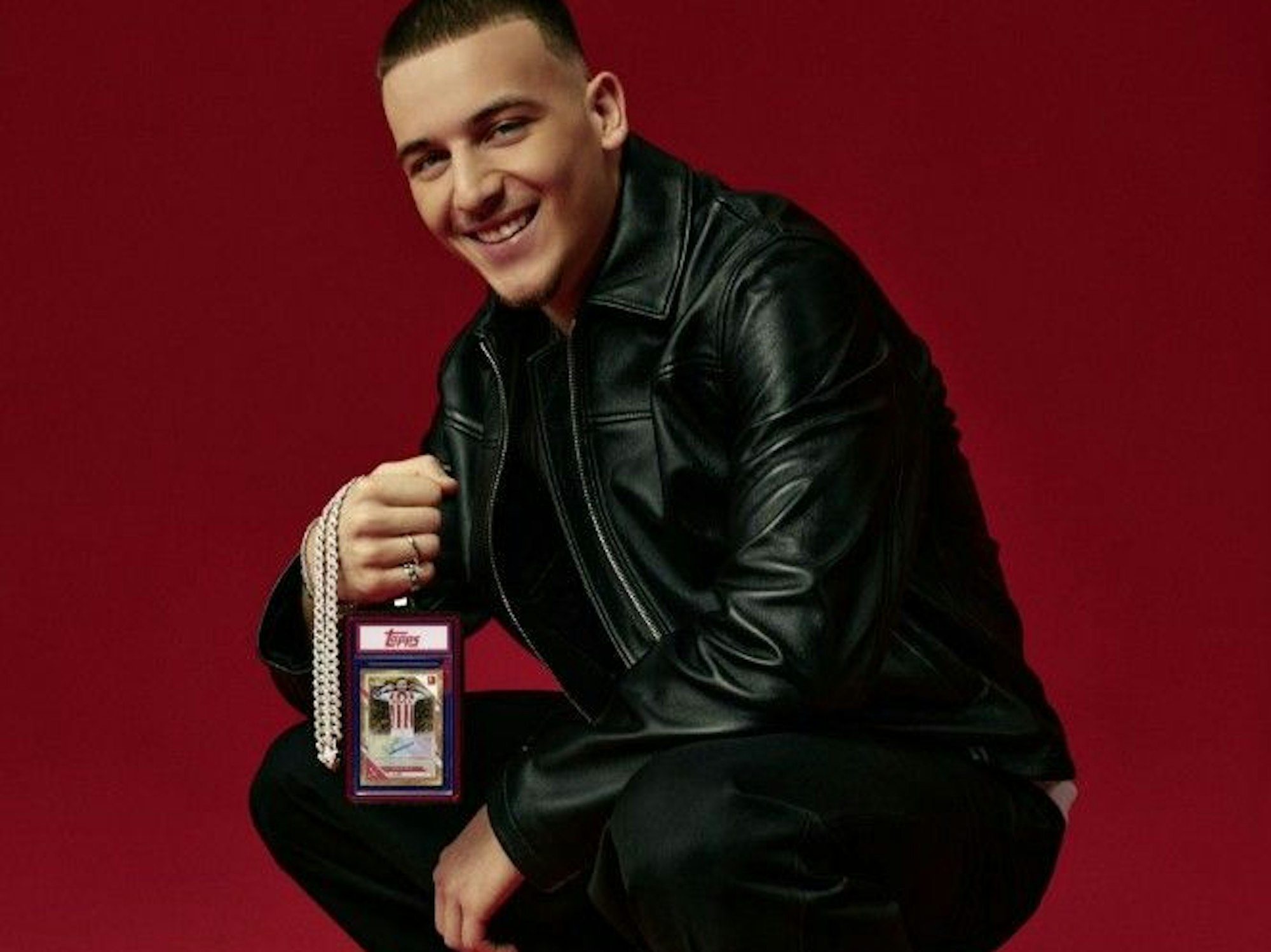 Said El Mala präsentiert eine seiner neuen Sammelkarten.