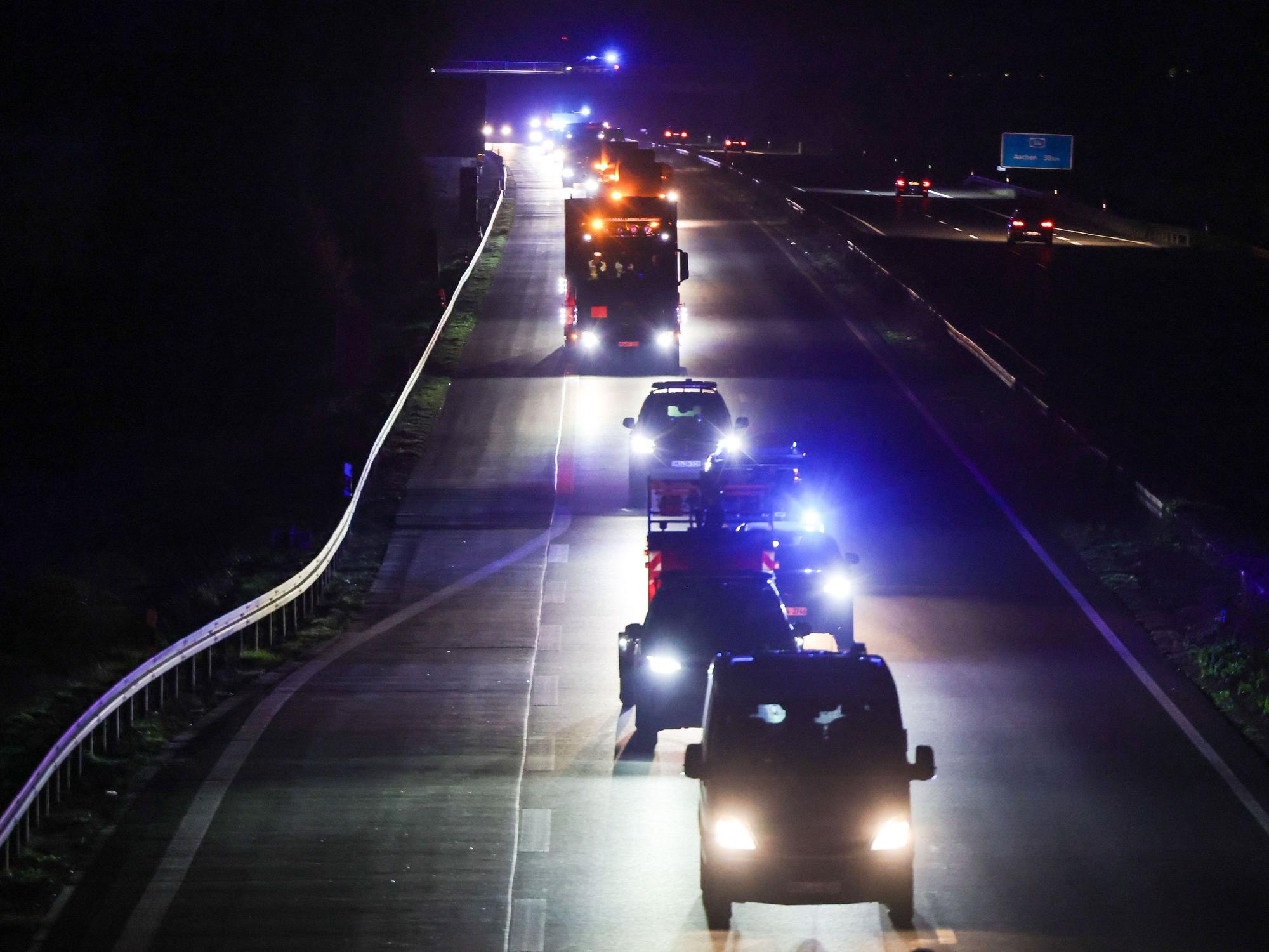 Der Lkw mit dem Castor fährt im Konvoi mit Polizeifahrzeugen auf der A44 von Jülich nach Ahaus.