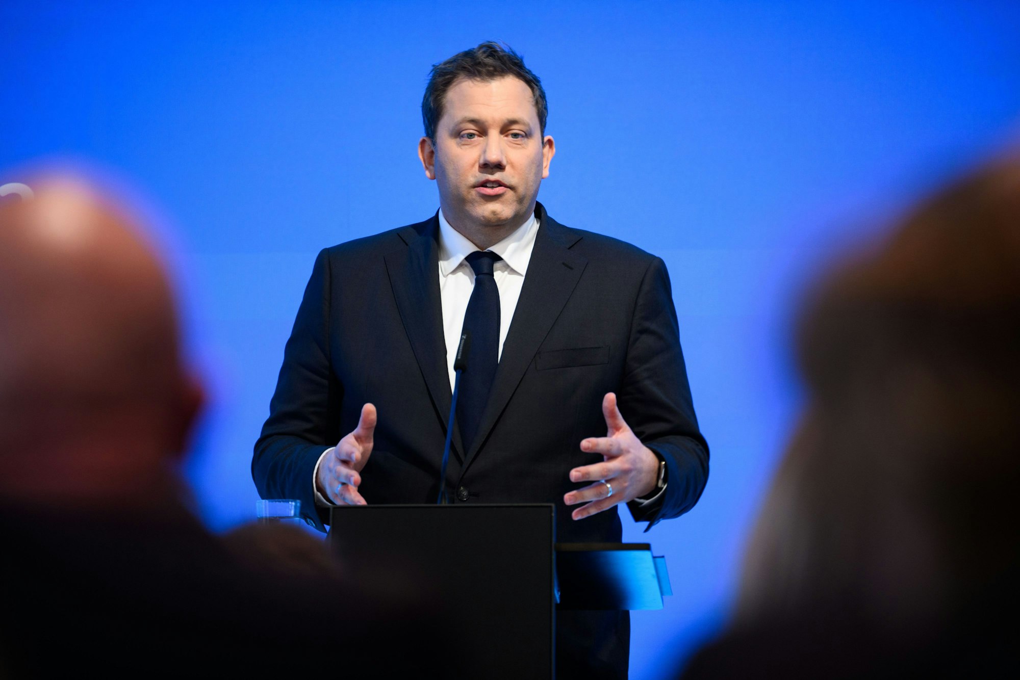 Lars Klingbeil (SPD) spricht bei der Veranstaltung der Bertelsmann Stiftung mit dem Thema „Wie modernisieren wir Deutschland?“