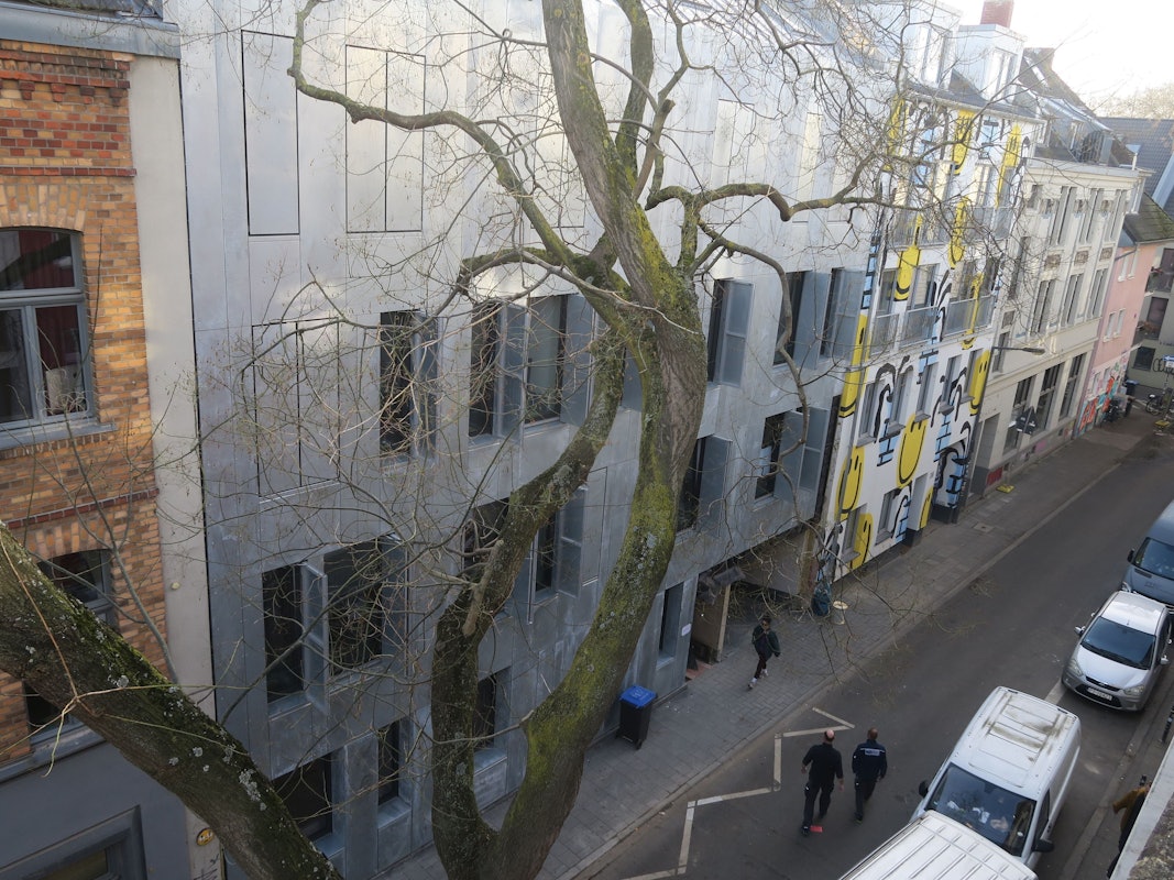 Polarisierend wirkt die neue Metall-Fassade in der Stammstraße. Die ebenfalls neue „Smiley“-Front gleich nebenan ist auf ihre Art auch bemerkenswert.