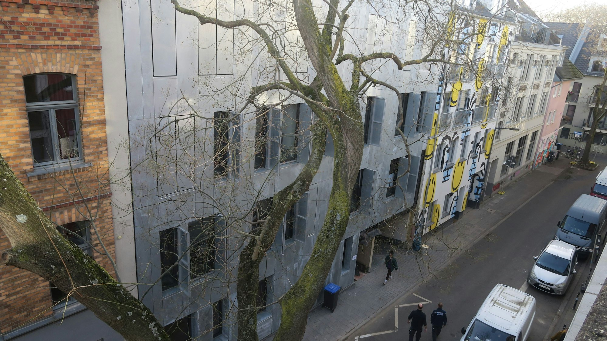 Polarisierend wirkt die neue Metall-Fassade in der Stammstraße. Die ebenfalls neue „Smiley“-Front gleich nebenan ist auf ihre Art auch bemerkenswert.