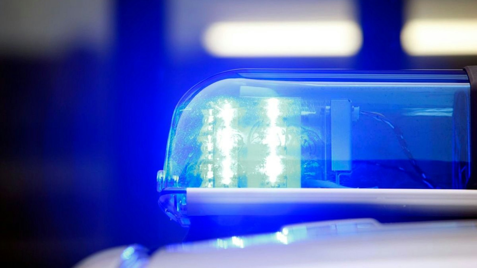 Blaulicht an einem Polizeiauto.