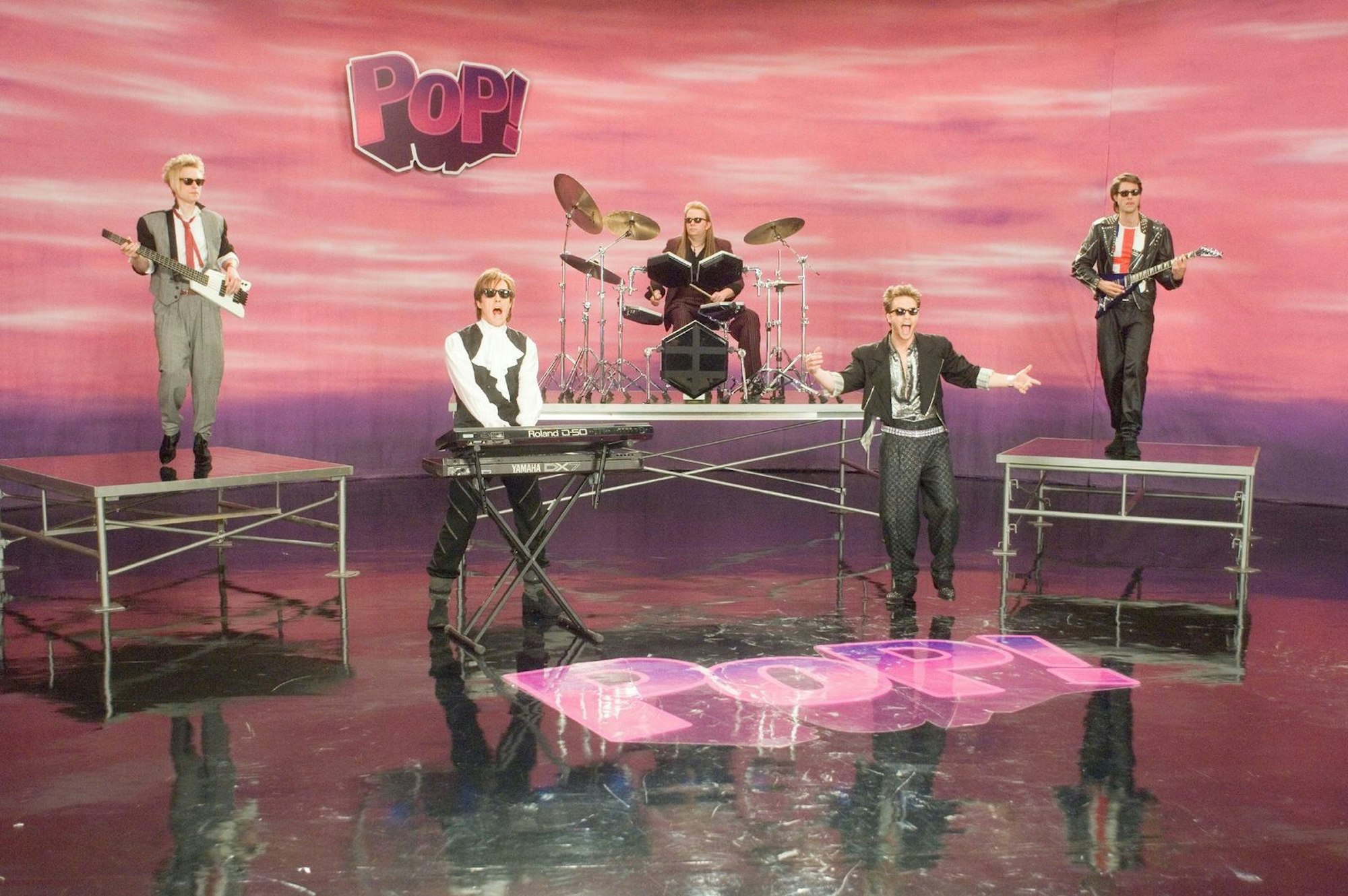 Mit der Band „PoP!“ feierte Alex Fletcher (Hugh Grant, zweiter von rechts) große Erfolge. (Bild: RTL / © Warner Bros. Entertainment Inc.)