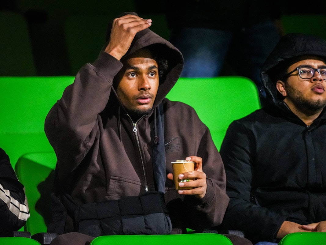 Joshua Zirkzee sitzt mit einem Tee in der Hand im Stadion.