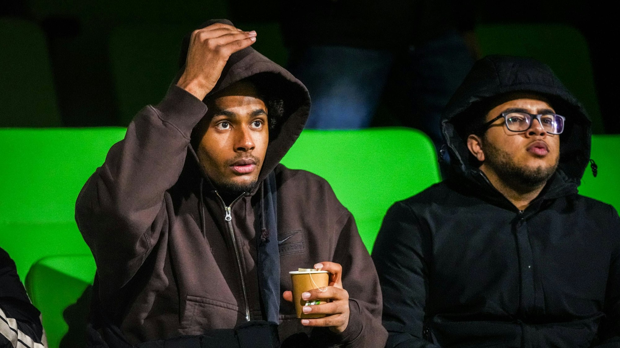 Joshua Zirkzee sitzt mit einem Tee in der Hand im Stadion.