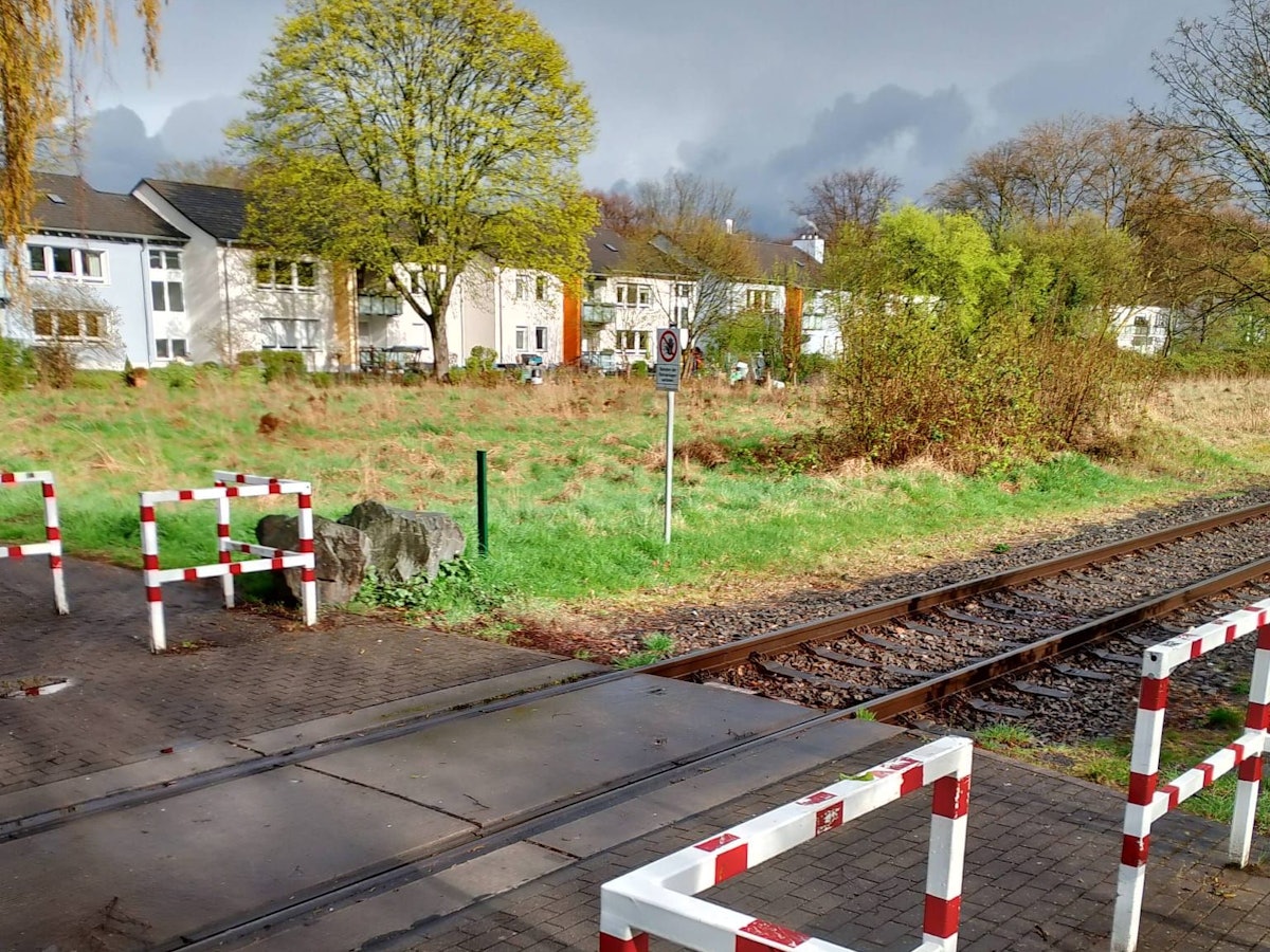 Der Bahnübergang am „Haferkamp“ in Köln-Stammheim