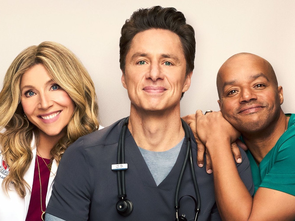 J.D. (Zach Braff, Mitte) ist die Hauptfigur von „Scrubs“ und basiert auf einem echte Arzt. (Bild: 2026 20th Television / Disney)