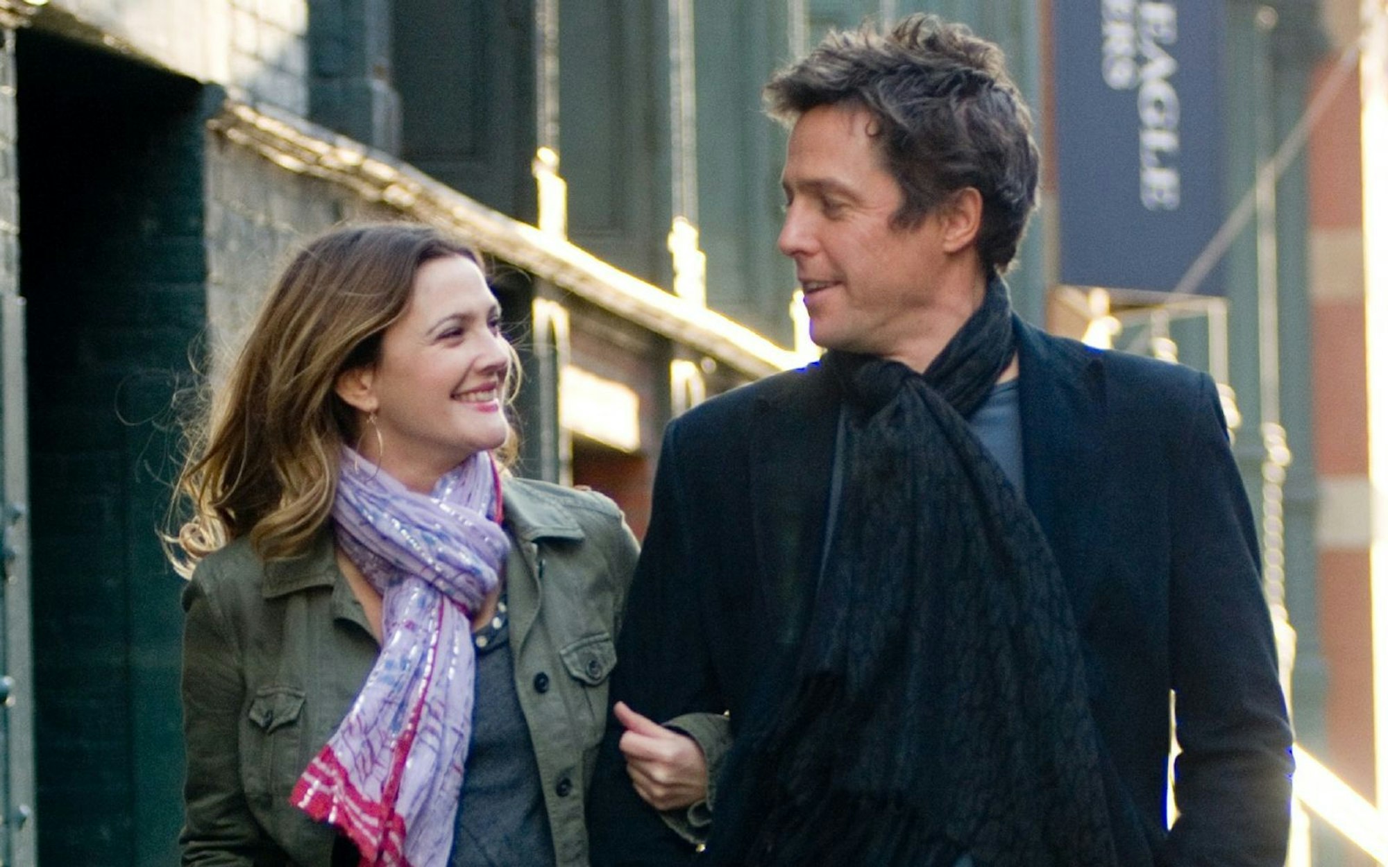 Aus der gemeinsamen Arbeit an einem Song wird mehr: Alex (Hugh Grant) und Sophie (Drew Barrymore). (Bild: RTL / © Warner Bros. Entertainment Inc.)
