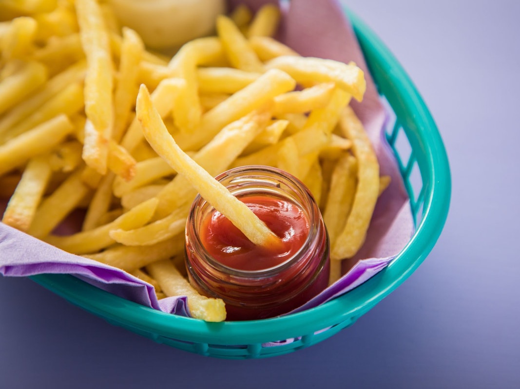 Pommes mit Ketchup