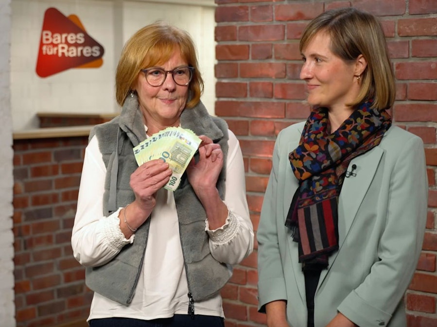 Auch nach der Sendung zeigte sich die Verkäuferin noch immer überwältigt davon, wie viel ihr seltener Fund letztlich eingebracht hatte. „Ich weiß gar nicht, was ich sagen soll - ich bin völlig außer Rand und Band“, ringte sie nach Worten. Eines stand für sie jedoch fest: „Das Geld wandert jetzt erst einmal in die Reisekasse.“ (Bild: ZDF)